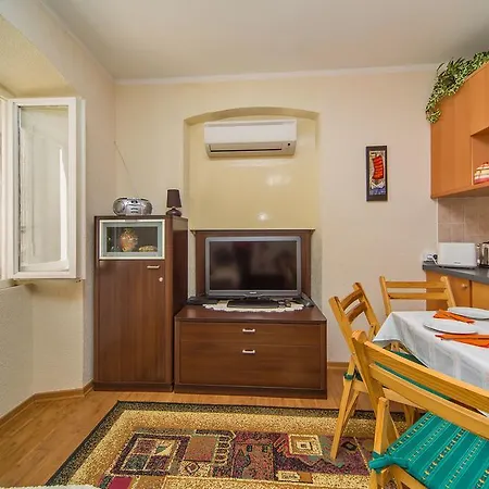 Maru Apartman *
